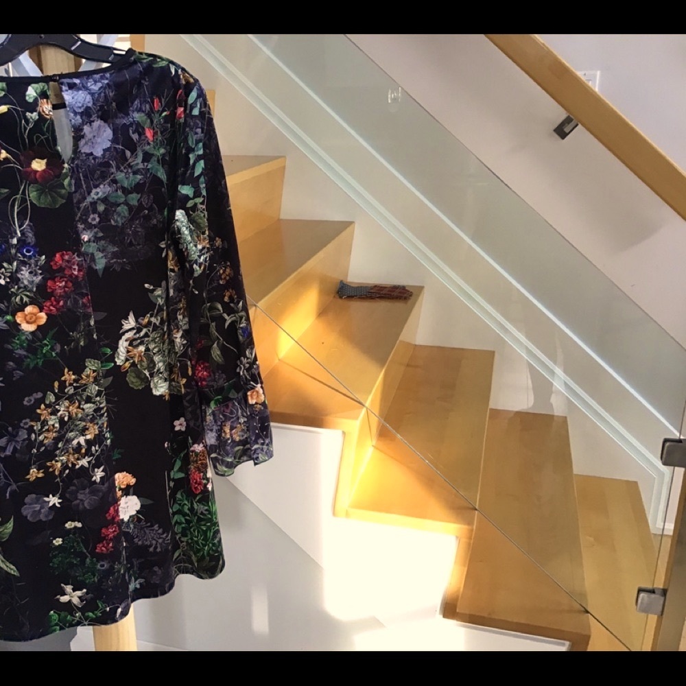 Pretty 3/4 slv light weight velvet top